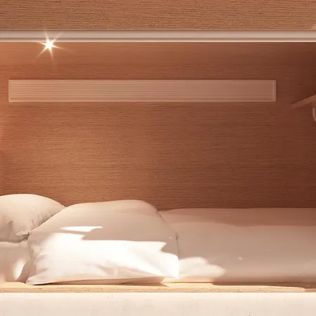 Capsule hotel Literal *